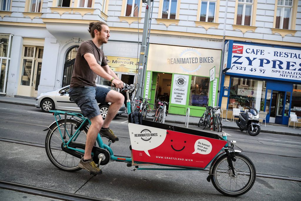 Person fährt Lastenfahrrad